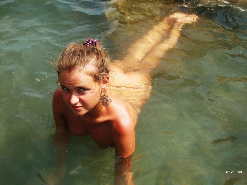 Hot Amateur Girl Shows Off Her Tan - Explicit Sunbathing Photos