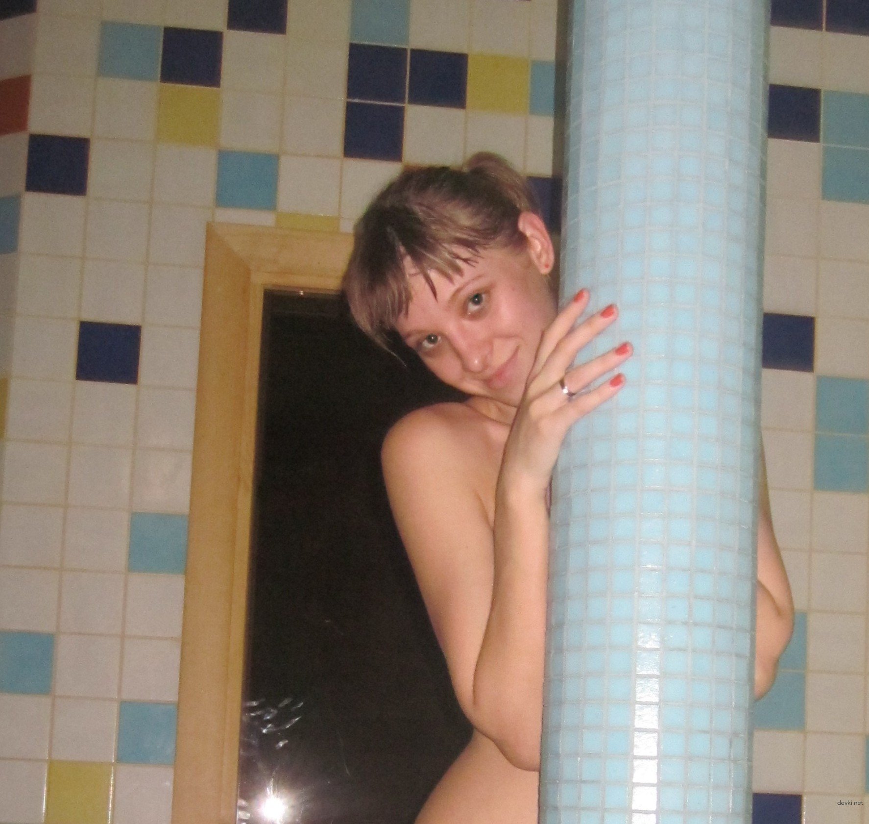 Amateur Girl Explicitly Shows Herself to Boyfriend - Intimate Photo