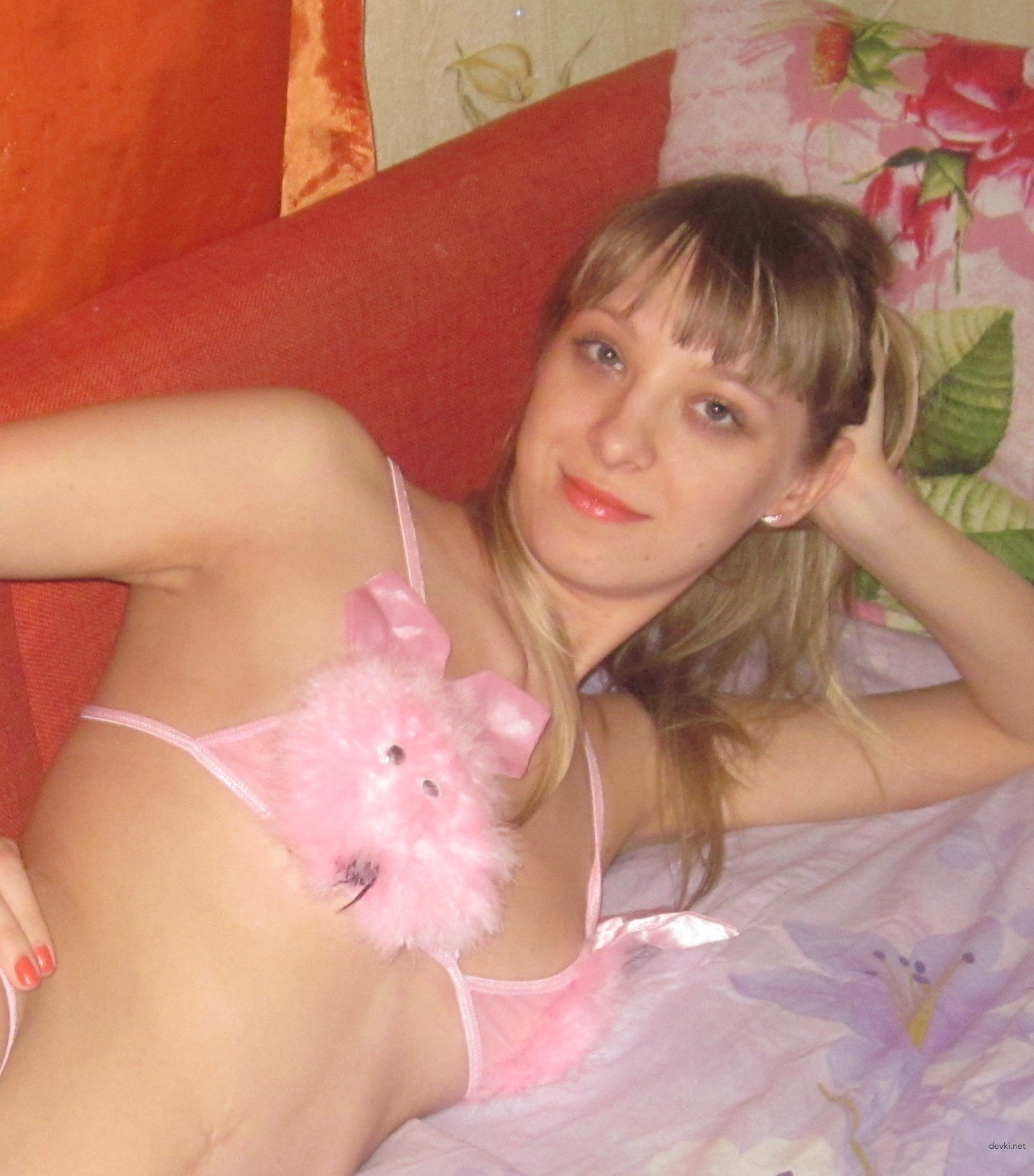 Amateur Girl Explicitly Shows Herself to Boyfriend - Intimate Photo