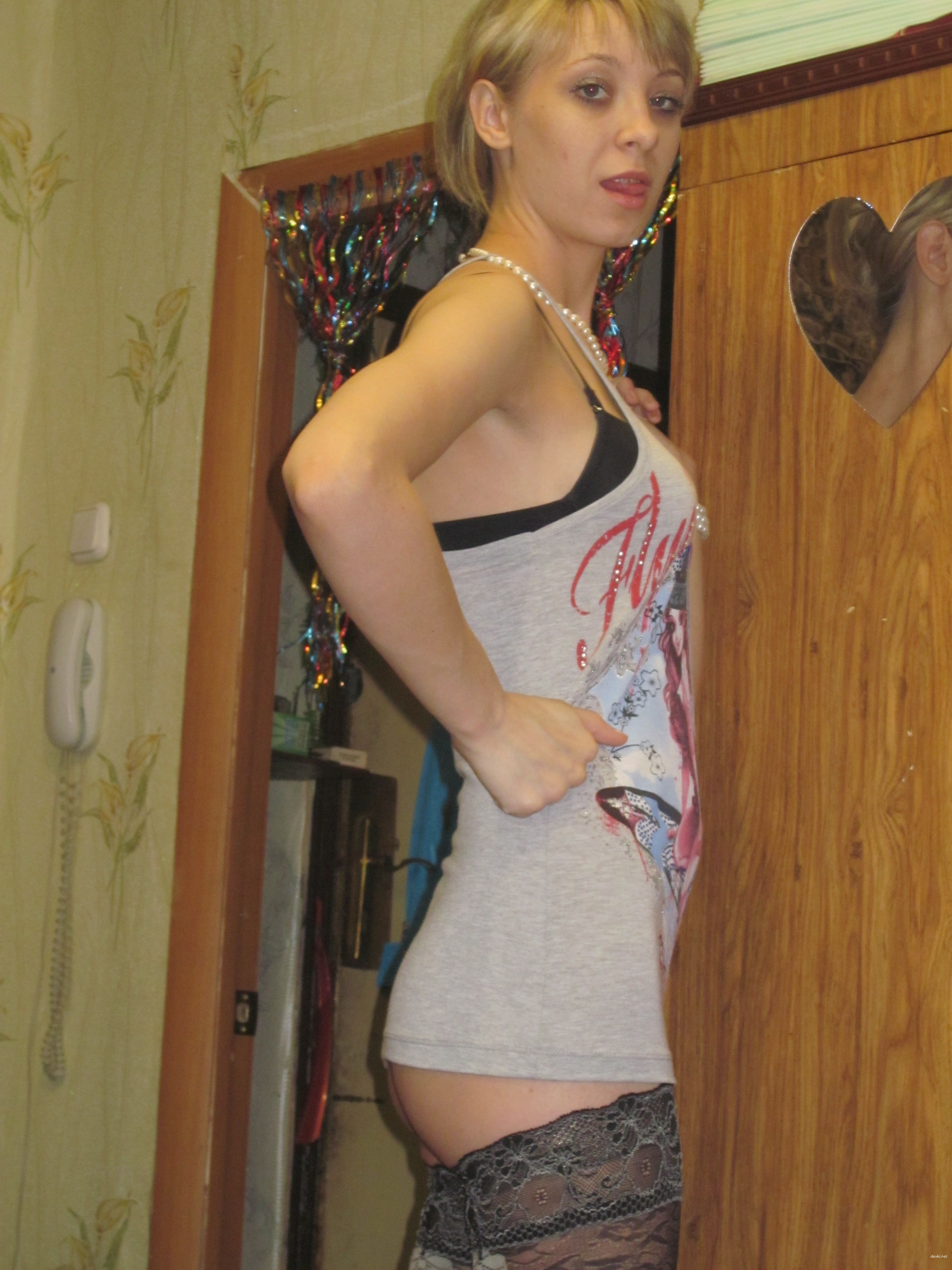 Amateur Girl Explicitly Shows Herself to Boyfriend - Intimate Photo