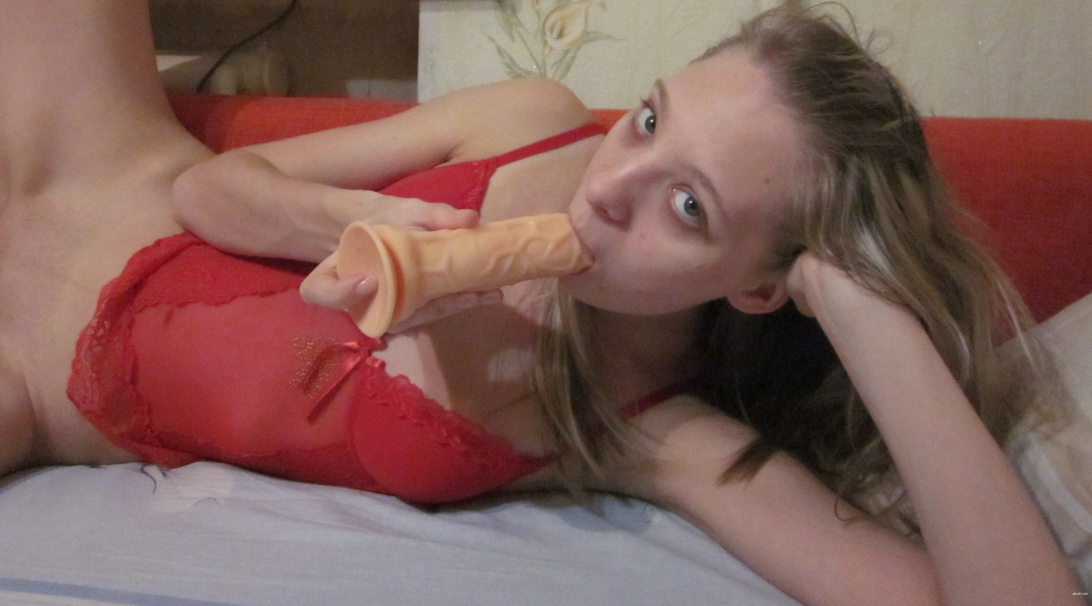 Amateur Girl Explicitly Shows Herself to Boyfriend - Intimate Photo