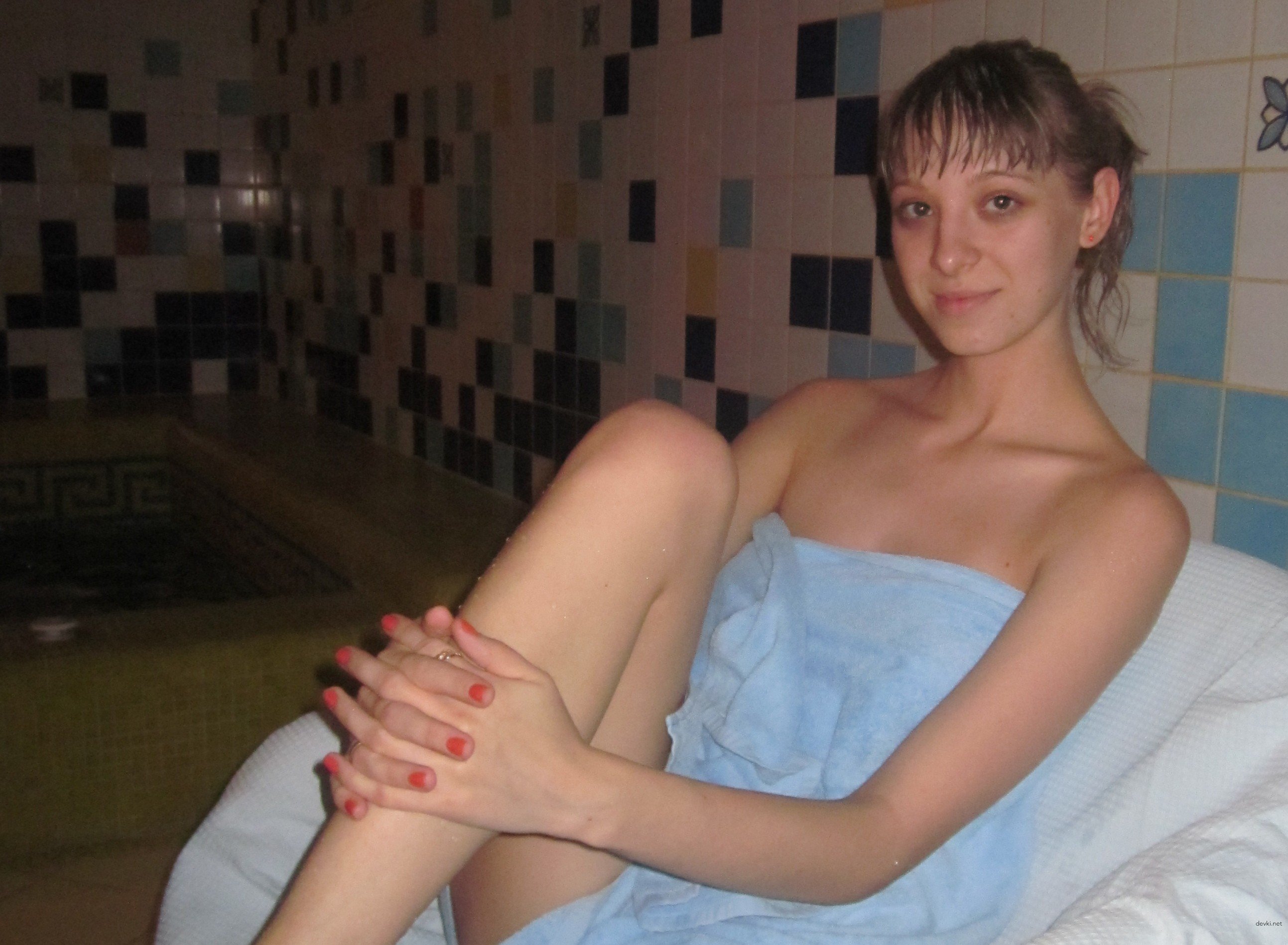 Amateur Girl Explicitly Shows Herself to Boyfriend - Intimate Photo