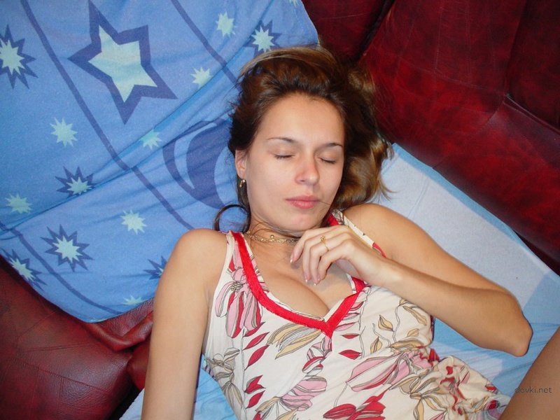 Hot Amateur Girlfriend Visits Boyfriend's Home for Explicit Photos