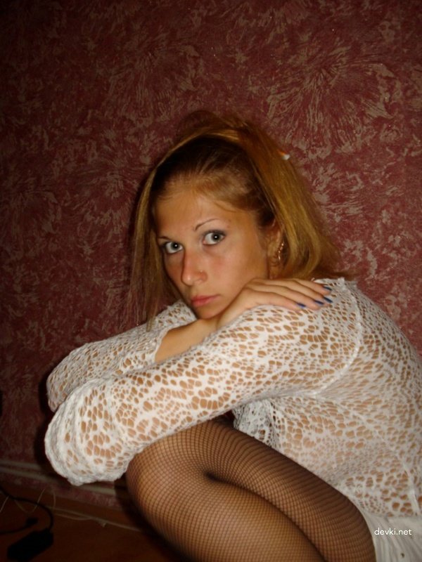 Fiery Redhead Flaunts Her Assets in Amateur Photo Shoot