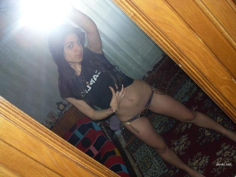 Young Girl Flaunts Her Mature Curves: Amateur Explicit Photo