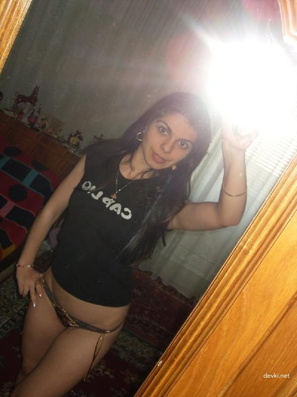 Young Girl Flaunts Her Mature Curves: Amateur Explicit Photo