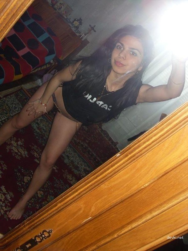 Young Girl Flaunts Her Mature Curves: Amateur Explicit Photo