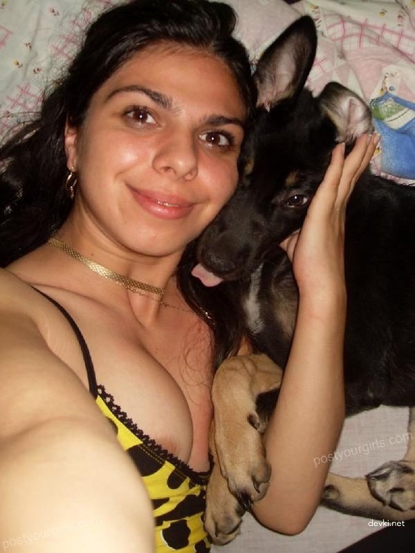 Young Girl Flaunts Her Mature Curves: Amateur Explicit Photo