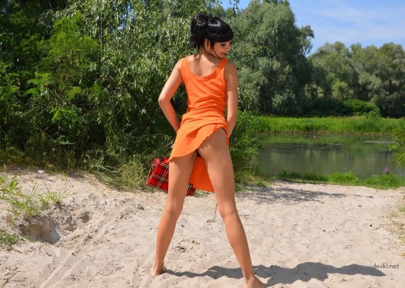 Hot Brunette Strips and Poses Nude Outdoors - Amateur Explicit Photos
