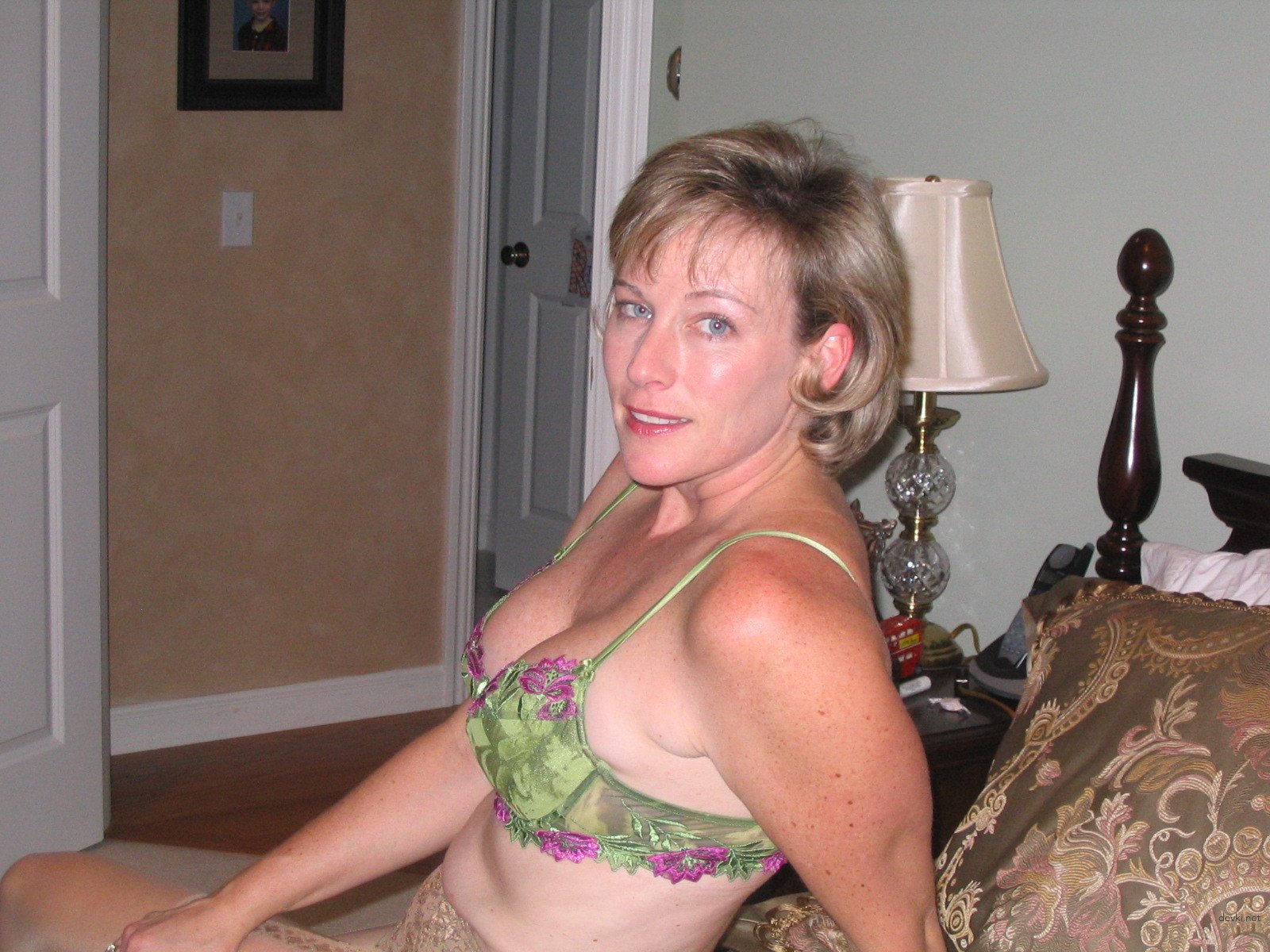 55-year-old woman wants to relive her erotic youth - Explicit Amateur Photos