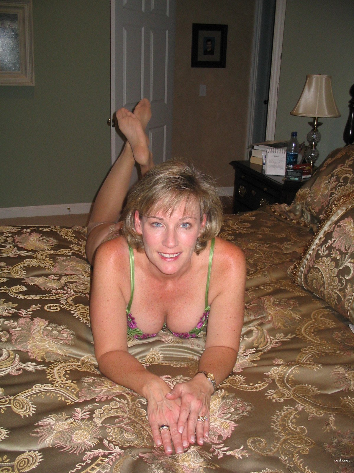 55-year-old woman wants to relive her erotic youth - Explicit Amateur Photos