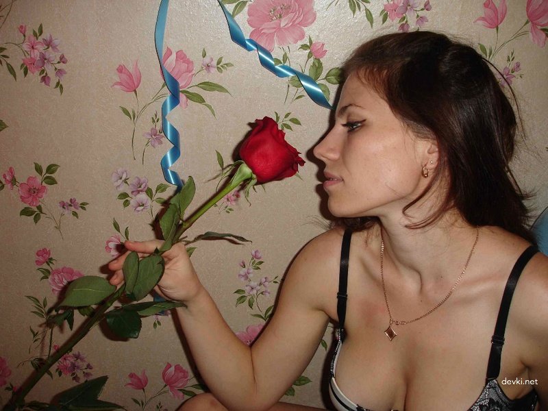 Roses Petals for Naked Lover: Amateur Explicit Photo