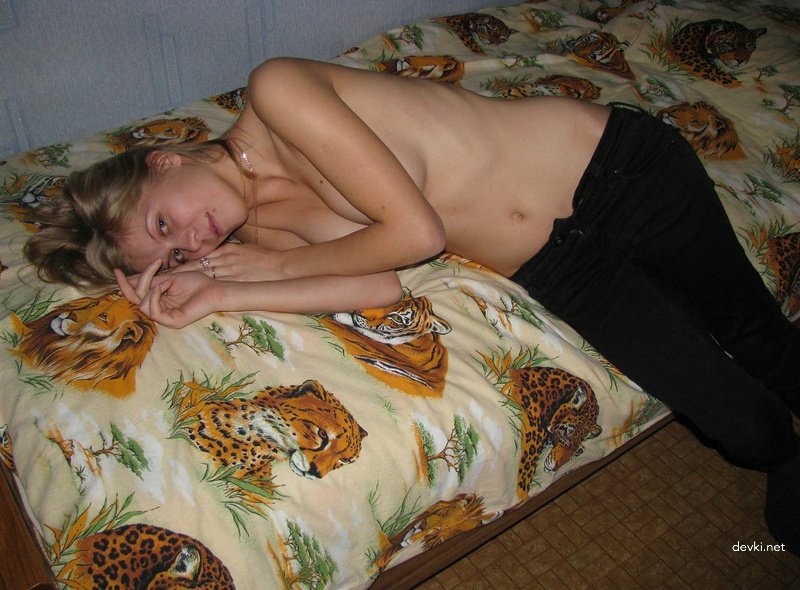 Amateur Babe in Sexy Outfit: Hot and Explicit Photo!