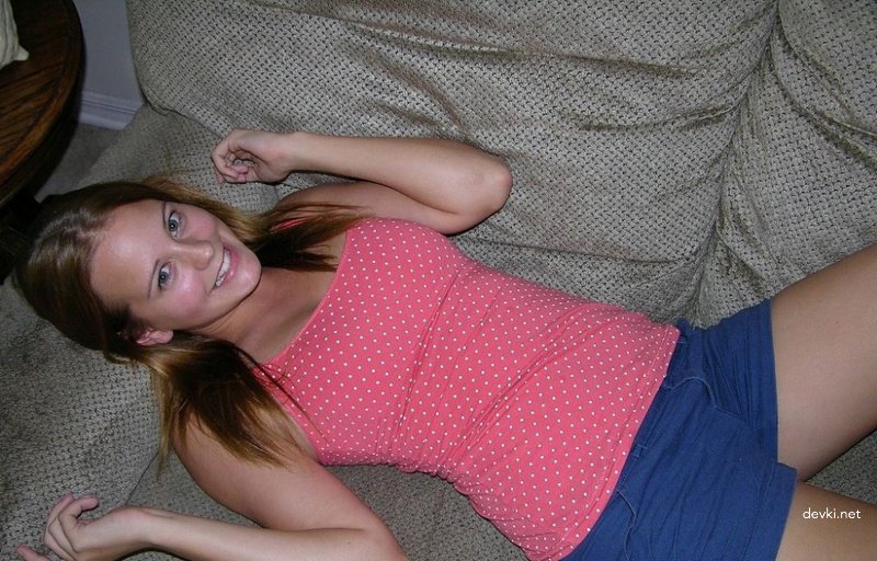 Young babe with cute booty flaunting in amateur photo shoot