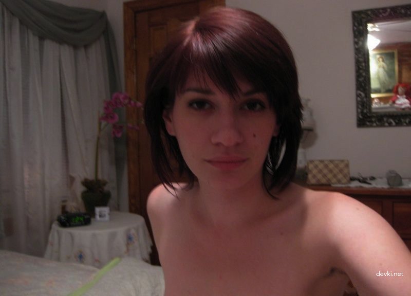 Sexy Amateur Girl Fully Strips Naked - Explicit Nude Photo