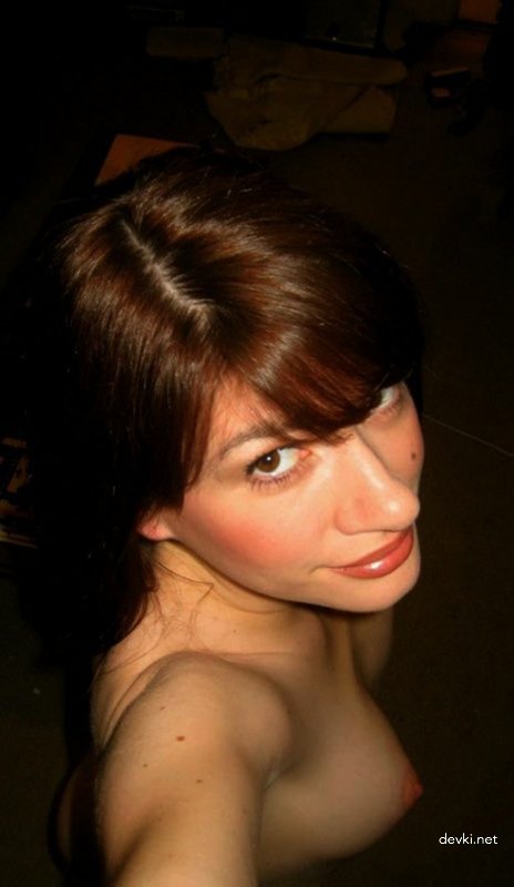 Sexy Amateur Girl Fully Strips Naked - Explicit Nude Photo