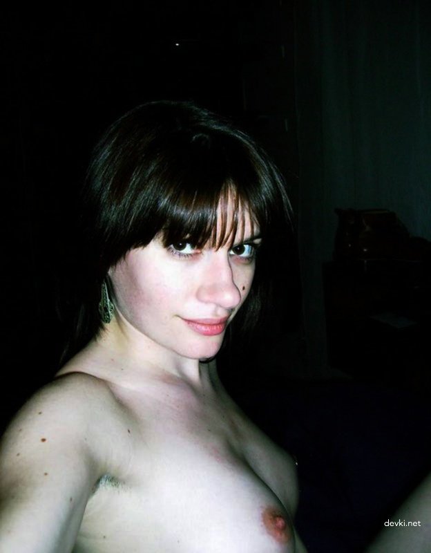 Sexy Amateur Girl Fully Strips Naked - Explicit Nude Photo
