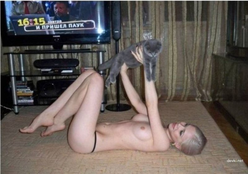 Beautiful Nude Girl Spreading Legs on Floor - Explicit Amateur Photo