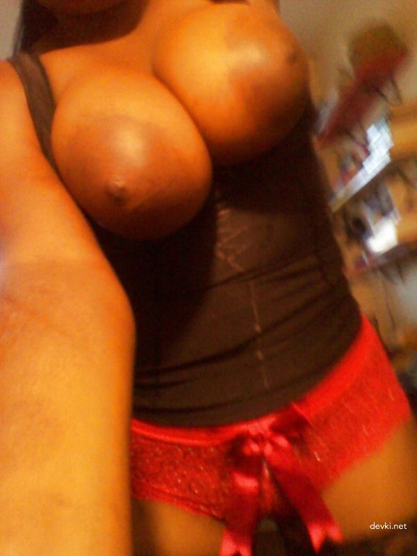 Curvy Mulatto with Big Tits: Amateur Photo Collection
