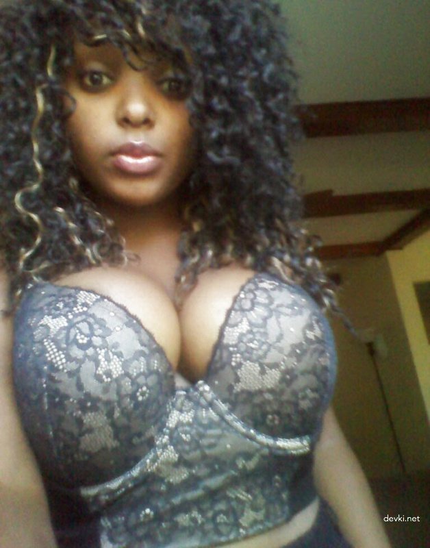 Curvy Mulatto with Big Tits: Amateur Photo Collection
