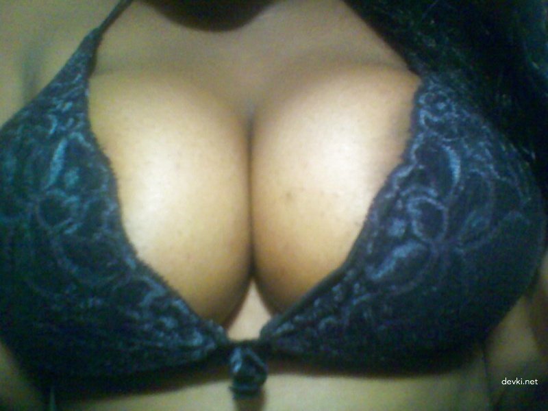 Curvy Mulatto with Big Tits: Amateur Photo Collection
