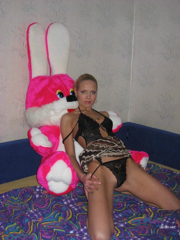Hot Amateur Girl with Amazing Figure - Explicit Photo Shoot
