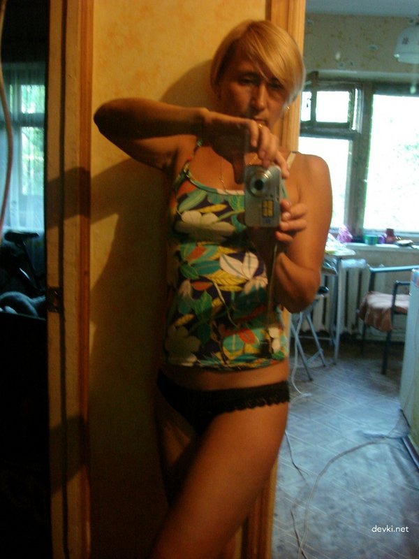 Mature Woman Shows Pussy - Explicit Amateur Photo