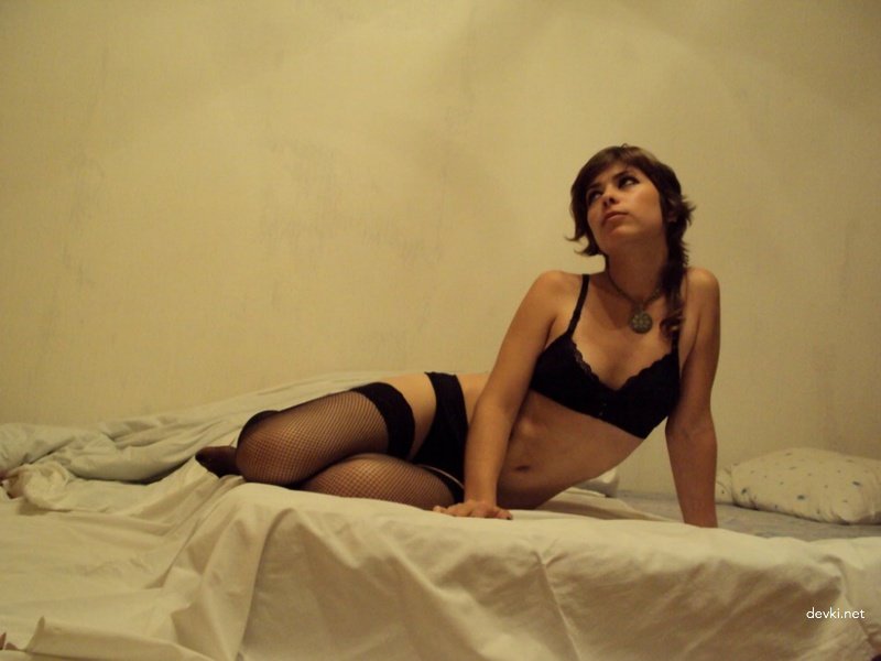 Young girl wearing stockings: Explicit amateur photo shoot