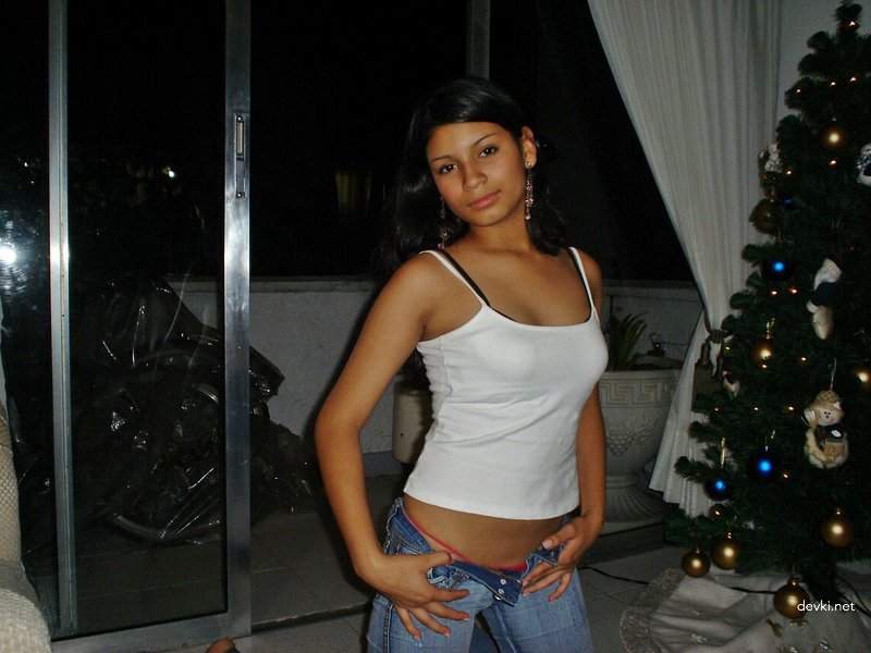 Seductive Mulatto Strips Naked - Amateur Explicit Photo
