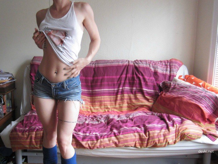 Naked Athletic Girl Amateur Photo Shoot: Explicit Nude Fitness Babe