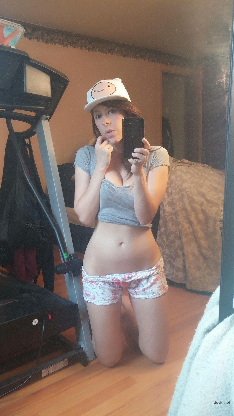 Naked Busty Amateur Babe with Curvy Figure Exposed