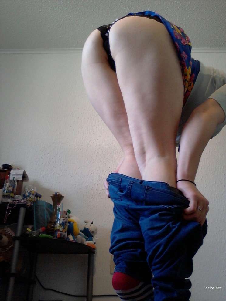 Anal Plug Fun: Hot Babe Struts with Butt Plug in Ass