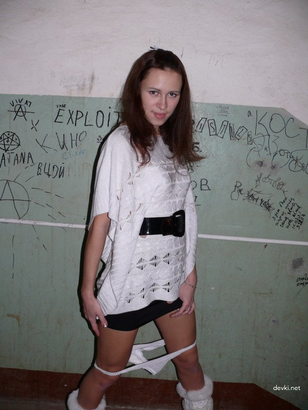 Amateur Girl Ready to Give Herself in Stairwell - Explicit Homemade Photo