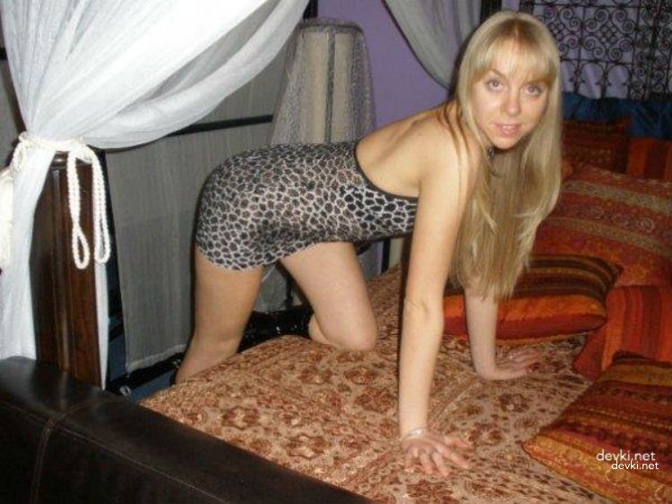 Hot babe loves hardcore sex with guys and girls