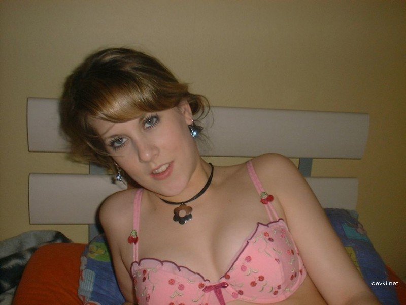 Hot babe loves licking her girlfriend's pussy - Explicit lesbian action