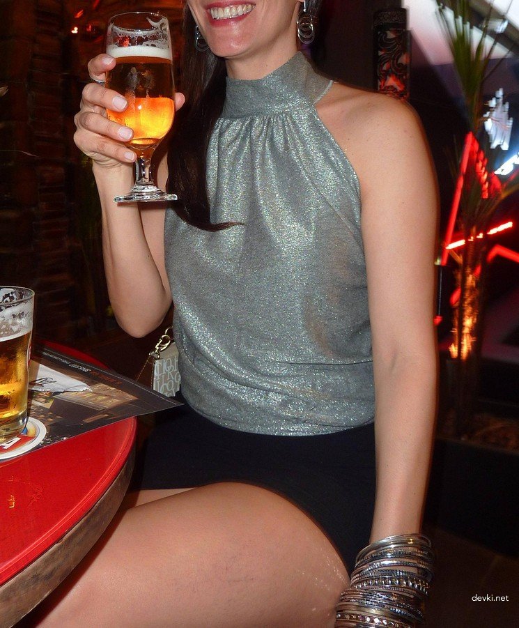 Explicit Upskirt Amateur Photo: Girl Without Panties Under Skirt