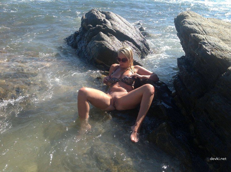 Naked Mistress at the Beach: Explicit Amateur Nude Photo Shoot