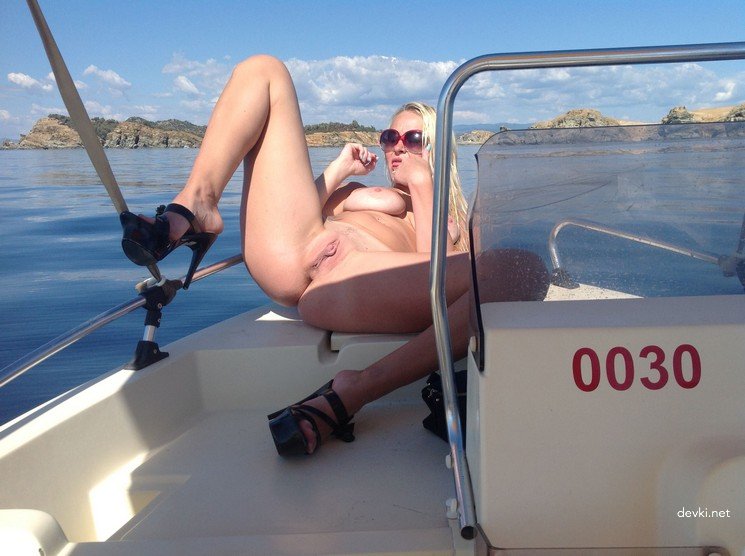 Naked Mistress at the Beach: Explicit Amateur Nude Photo Shoot