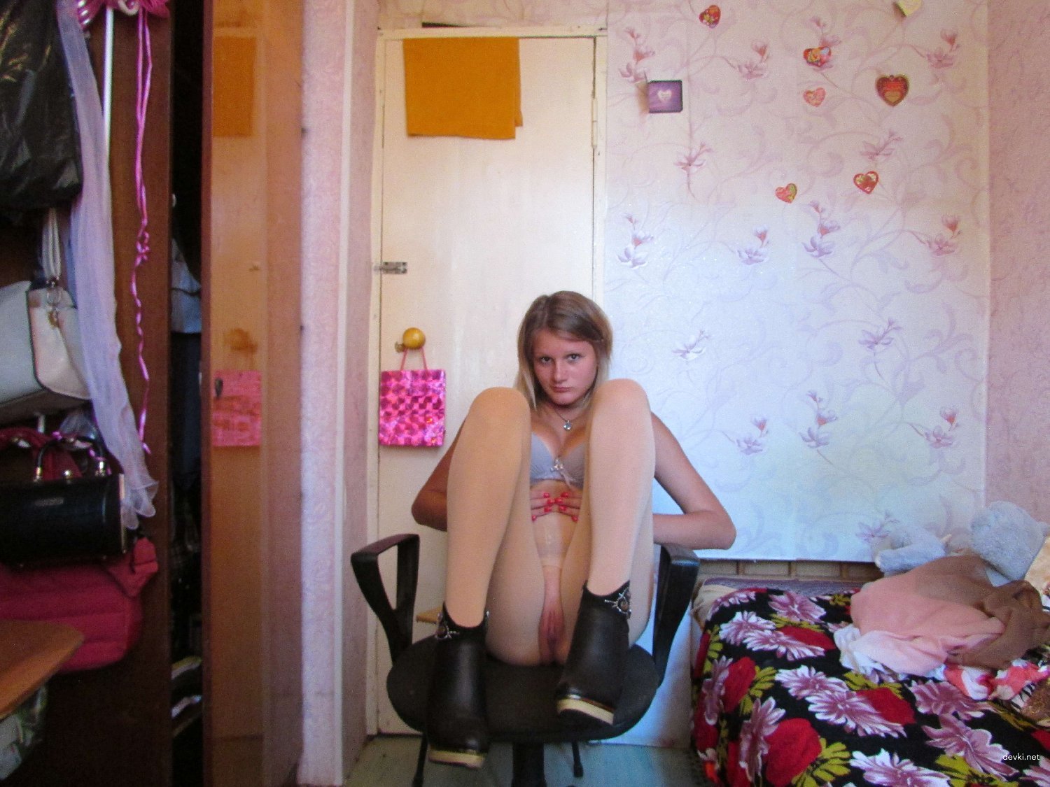 Young beauty takes nude selfies - explicit amateur photos