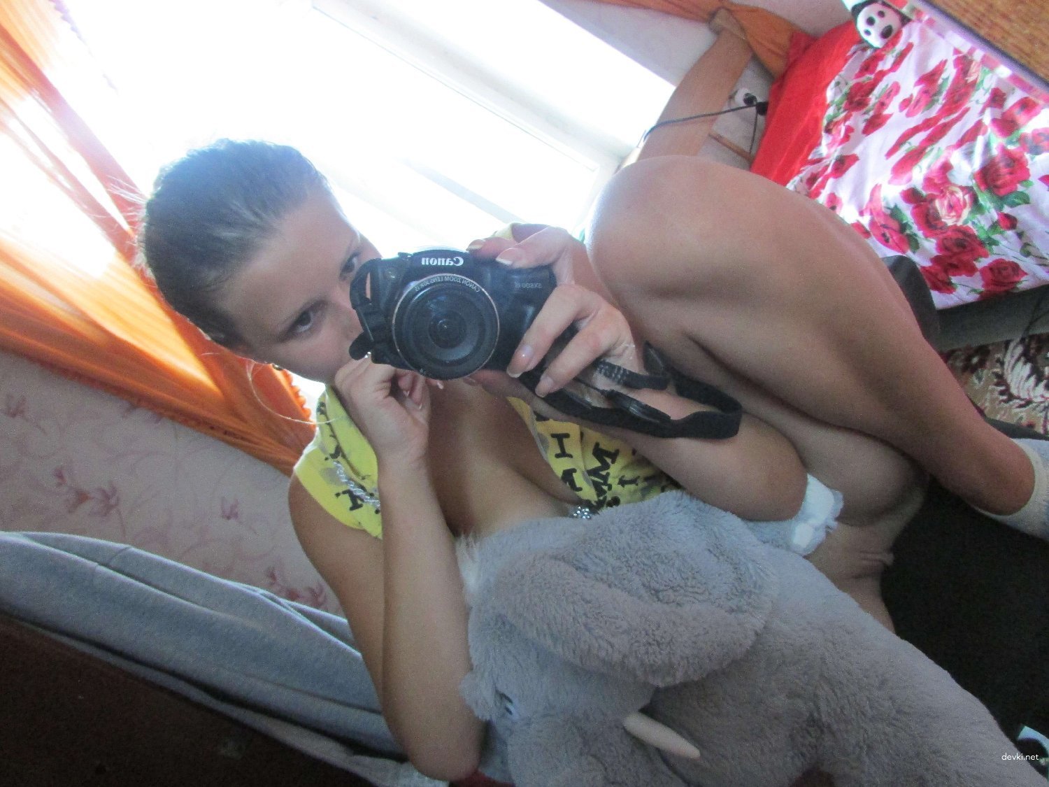 Young beauty takes nude selfies - explicit amateur photos