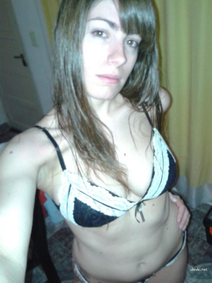Naked Girl Selfie: Explicit Amateur Nude Photo Shoot