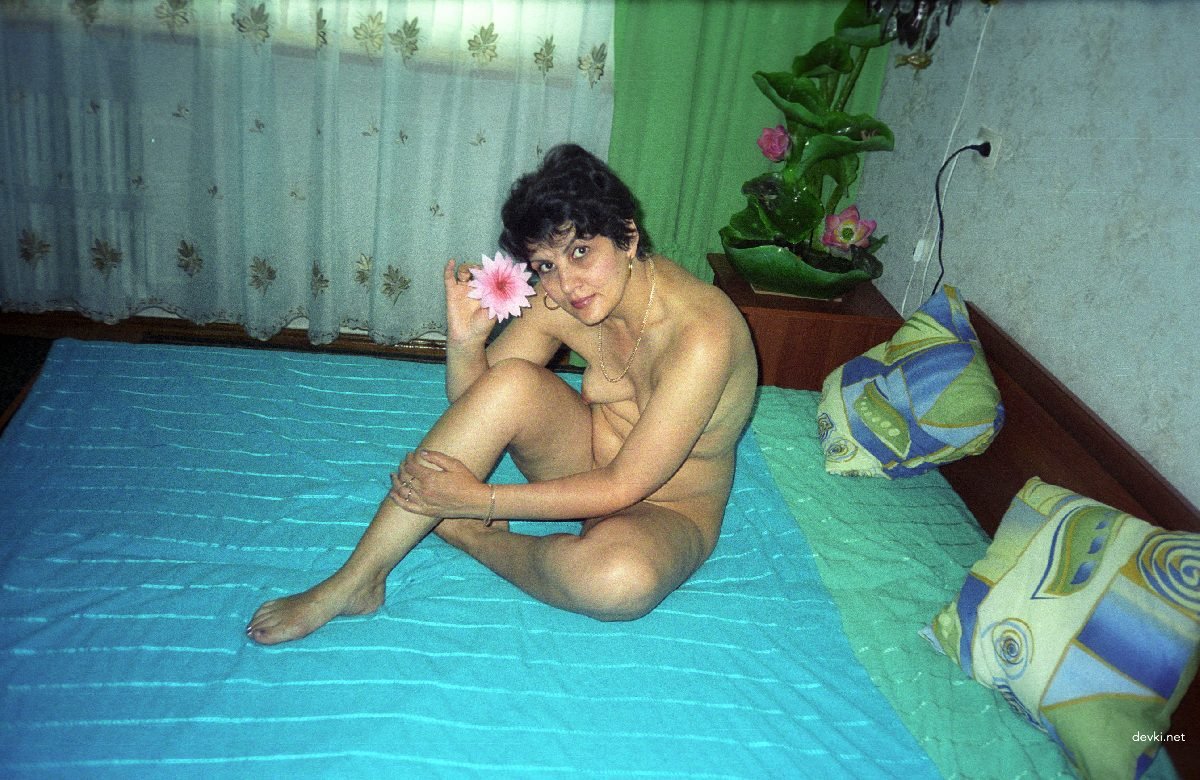 Naked Firecracker: Amateur Nude Girl Explicitly Poses - Hot & Sexy Photos