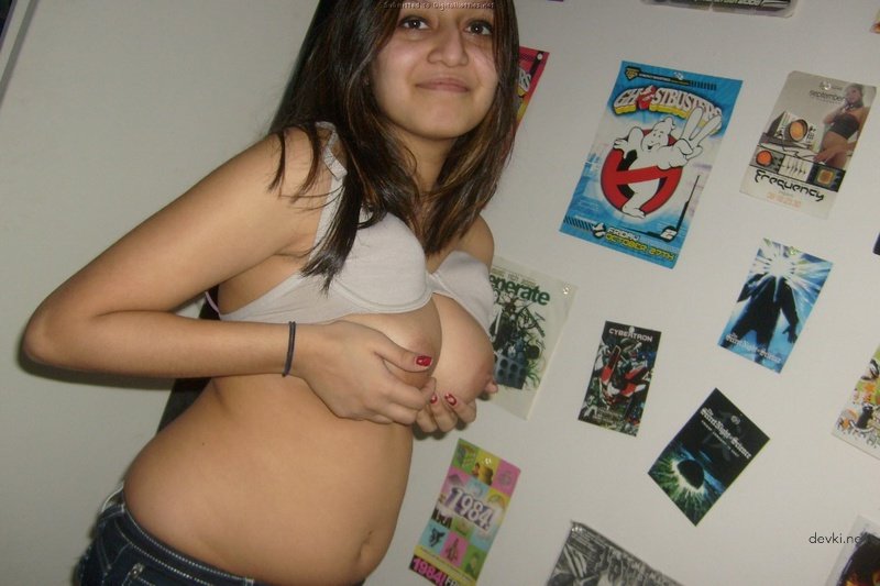 Sultry Mulatto in Sensual Pose: Amateur XXX Photo Collection