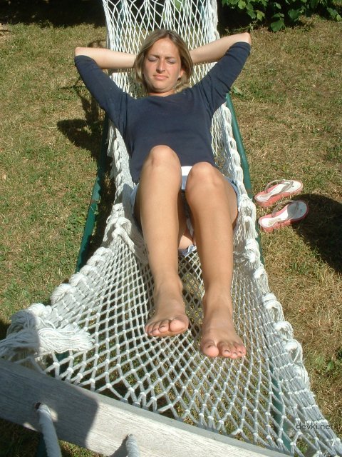 Amateur Wife with Shaved Pussy: Explicit Photos of Horny MILF