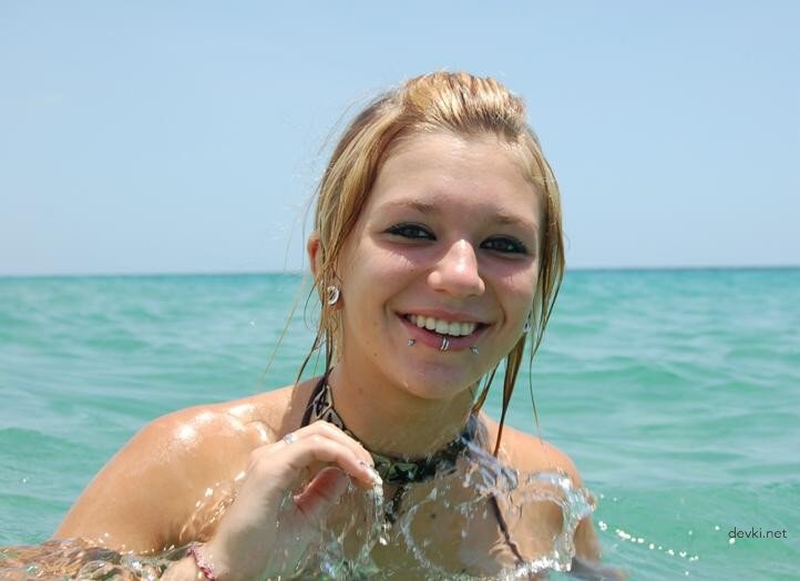 Hot Teen Girl's Gorgeous Ass and Soft Pussy Exposed in Amateur Photo