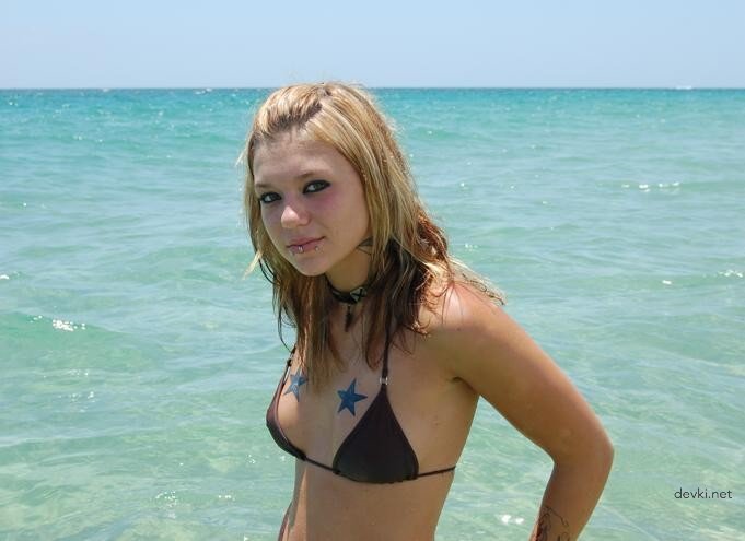 Hot Teen Girl's Gorgeous Ass and Soft Pussy Exposed in Amateur Photo