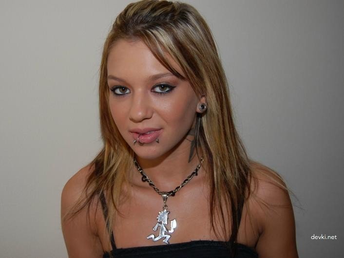 Hot Teen Girl's Gorgeous Ass and Soft Pussy Exposed in Amateur Photo