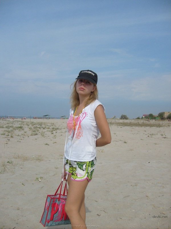 Hot Amateur Babe Relaxing on Vacation - Explicit Young Girl Sunbathing