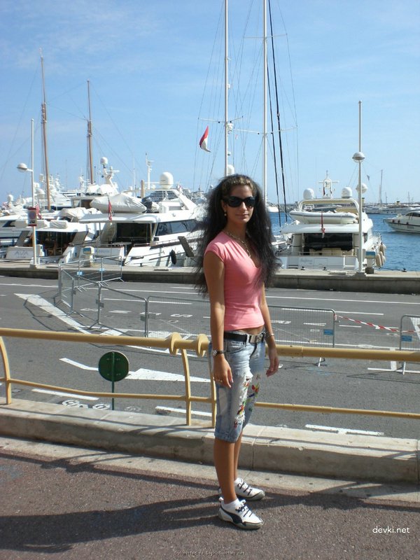 Skinny Sister on Vacation: Explicit Amateur Photos