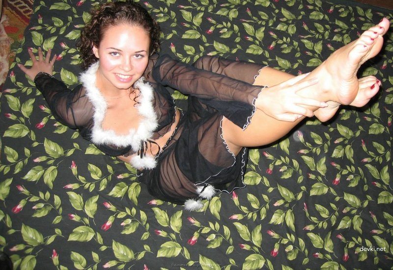 Curly-haired amateur dances on camera in explicit photoshoot
